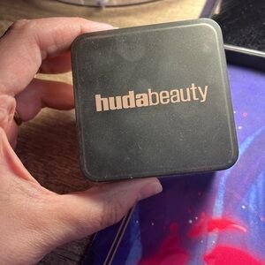 HUDA BEAUTY Compact Setting Powder - Black Case with Rose Gold Logo